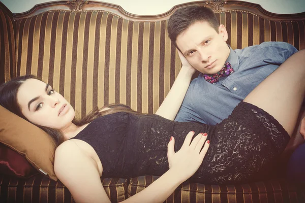 Joven hombre y mujer en sexy edición mirando seductor a camer — Foto de Stock