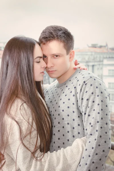 Amar joven pareja tiernamente abrazando tocando la frente y no —  Fotos de Stock