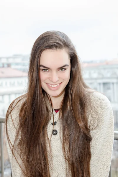 Portrait of pretty woman smiling on misty morning — Stockfoto