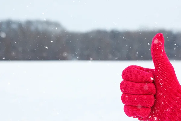 Mano en guante de lana roja con pulgar hacia arriba en invierno —  Fotos de Stock