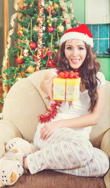 Attraktive junge Frau schenkt Geschenkbox mit roter Schleife — Stockfoto