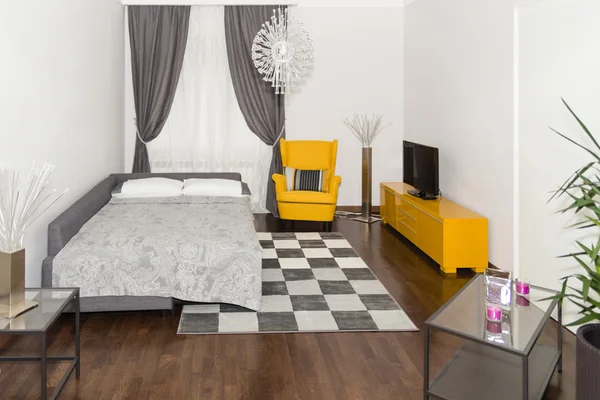 Сучасні апартаменти готелю з 3D-вітальнею та інтер'єром у спальні, — стокове фото