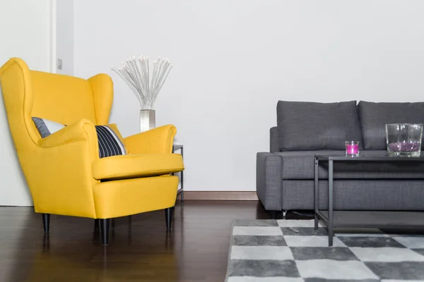 Кресло и изящный современный серый диван — стоковое фото