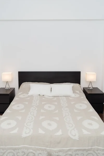Современная двухместная спальня с двуспальной кроватью и мебелью из твердого дерева . — стоковое фото