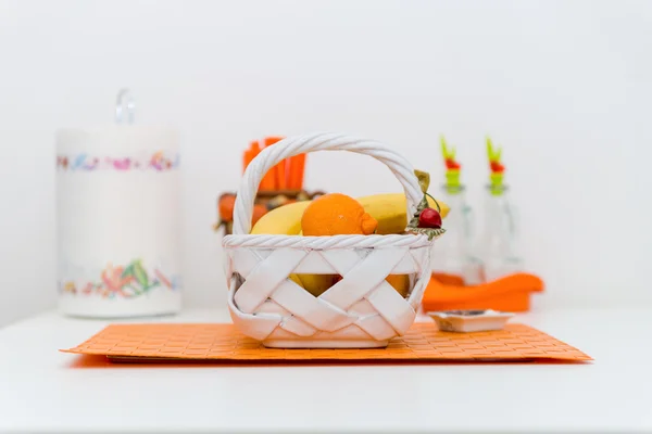 Interior da pequena cozinha branca com cesta de frutas frescas no W — Fotografia de Stock