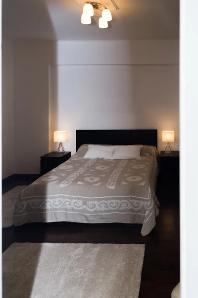 Spacy Luxury Modern Double Bedroom with Hard Wood Furniture. — Zdjęcie stockowe