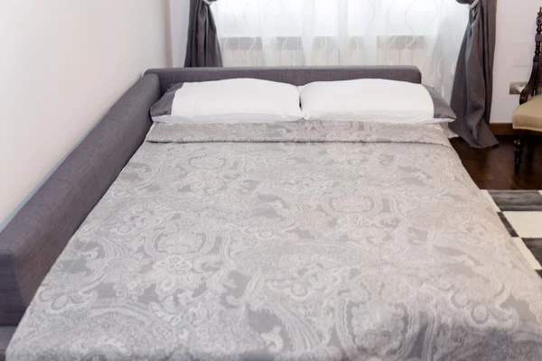 白い枕と装飾が施されたスタイリッシュなベッドルームインテリアデザイン ストックフォト