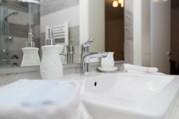 Sink, Tap, Towels and Bathroom Set. Modern Bathroom Interior Des Stockbild