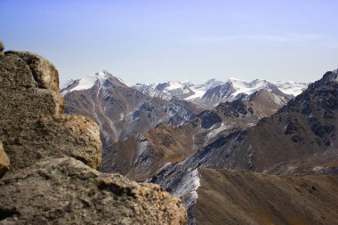 Büyük Almaty zirvesi. Almaty dağlarının manzarası.