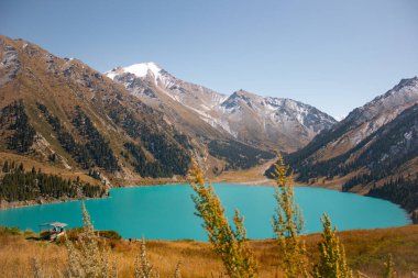 Büyük Almaty zirvesi. Büyük Almaty Gölü. Almaty dağlarının manzarası.