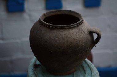 Eski siyah kil sürahisinin fotoğrafı