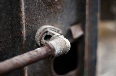 Eski gaz sobasının paslı piposunun fotoğrafı.