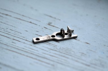 Tahtadaki elektrik düğmesinin fotoğrafı.