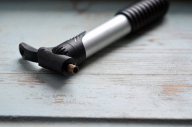 Tahtada bisiklet tekerleklerini şişirmek için el pompası.