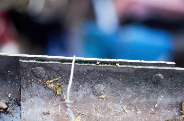 Foto Van Geklonken Aluminium Goten Macro — Stockfoto