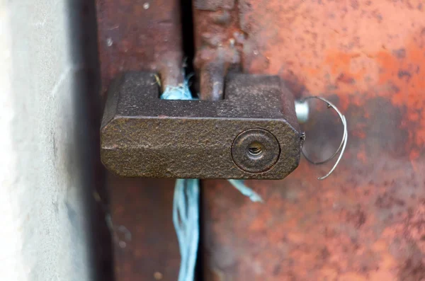 Σύγχρονη Κλειδαριά Σκουριασμένη Μεταλλική Πόρτα — Φωτογραφία Αρχείου
