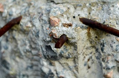 Betondan çıkan paslı metal