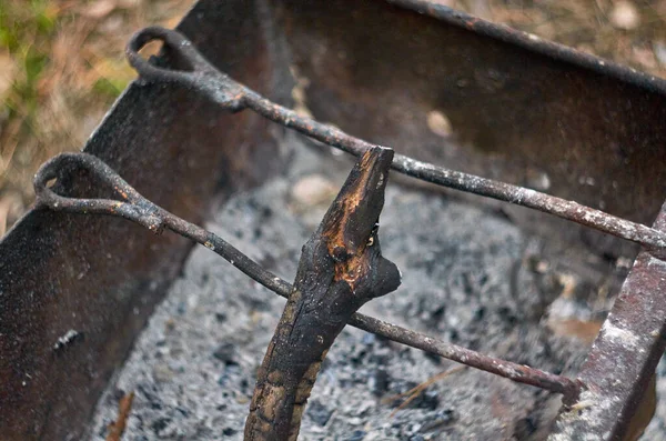 Fotografie ohořelého dřevěného klacku na grilu — Stock fotografie