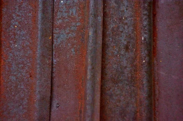 Ściana Stodoły Wyściełana Zardzewiałymi Arkuszami Żelaza — Zdjęcie stockowe