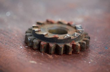 Sovyet motosikletinin paslı kickstarter teçhizatının fotoğrafı