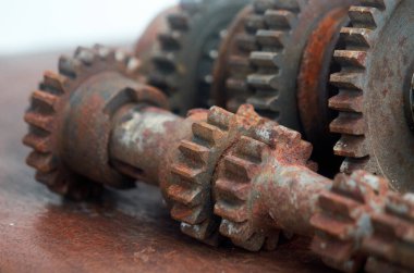Sovyet motosikletinin paslı dişli şaftlarının fotoğrafı.