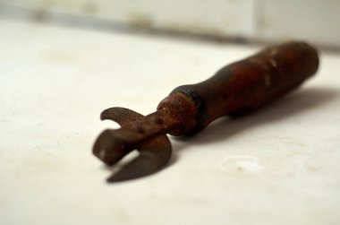 Ahşap saplı eski paslı şişe açacağı.