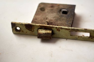 Eski moda kapı kilidinin fotoğrafı. Rus yapımı.