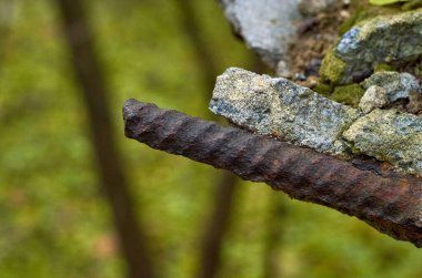 Beton ve paslı takviyenin fotoğrafı. Yakın çekim.