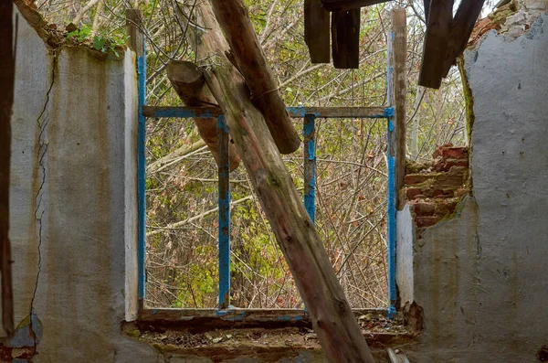 Holzbalken Und Fenster Einem Zerstörten Gebäude Einem Dorf — Stockfoto
