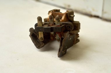 Eski kırık düğme masanın üzerinde yatıyor.