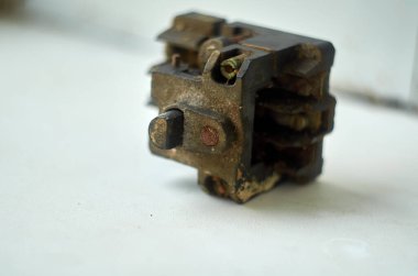 Kırık kırmızı düğmeli elektrik düğmesi fotoğrafı