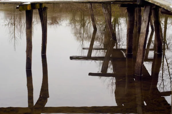 Banco Pescadores Reflejado Agua Del Lago Otoño — Foto de Stock