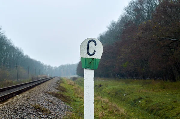 Posta Calcestruzzo Con Una Lettera Vicino Alla Ferrovia — Foto Stock