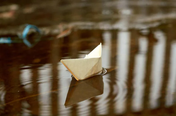 Foto Von Papierboot Einer Pfütze Aus Nächster Nähe — Stockfoto