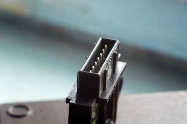 Otomobil ateşleme sistemi priz kapatılıyor.