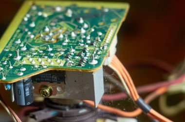 Televizyonun elektronik devre kartı, kapat.