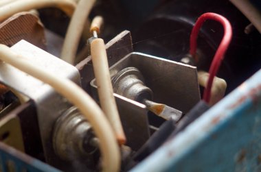 Bataryalar için eski şarj aletinin içinde.