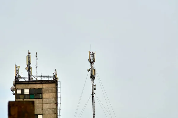 Photo Des Tours Cellulaires Sur Bâtiment Usine — Photo