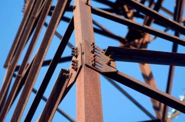 Yüksek voltaj demir kule inşaatı