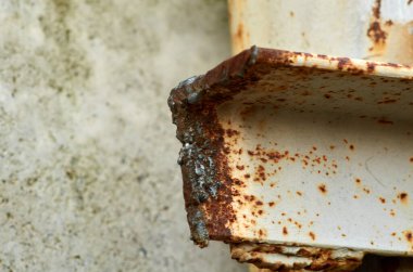 Demir köşe, gaz keskisiyle kesilmiş. Yakından.