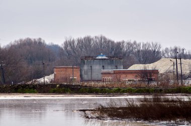 Şeker fabrikasının yanındaki gölette. Ukrayna