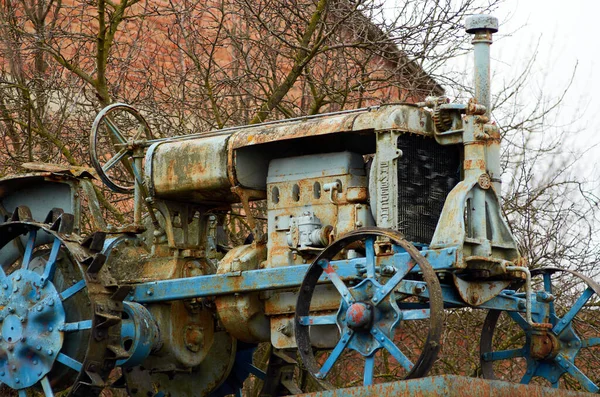 Fénykép Emlékmű Szovjet Traktor Vidéken — Stock Fotó