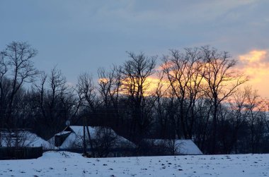 Gökyüzü kırsalda akşam aydınlanır.