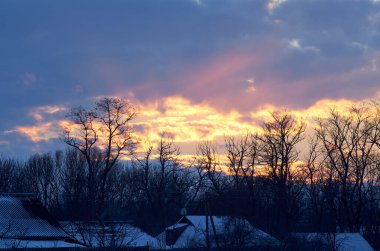 Köyde renkli kış günbatımı. Ukrayna