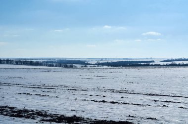 Şubat ayındaki kırsal manzaranın fotoğrafı