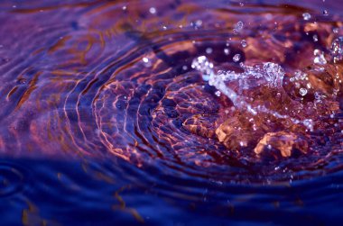 Paslı yalağa su sıçramış.