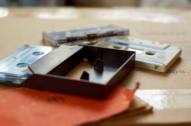 Masadaki ses kasetleri, kutular ve kullanım kılavuzu