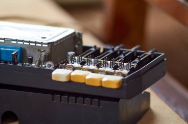 Eski Sovyet televizyon kutusunun bir parçası.