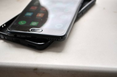 Açılmış parçanın siyah akıllı telefonu kapat