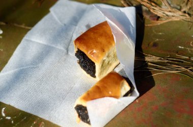 Beyaz peçetede haşhaş tohumlu iki çörek.